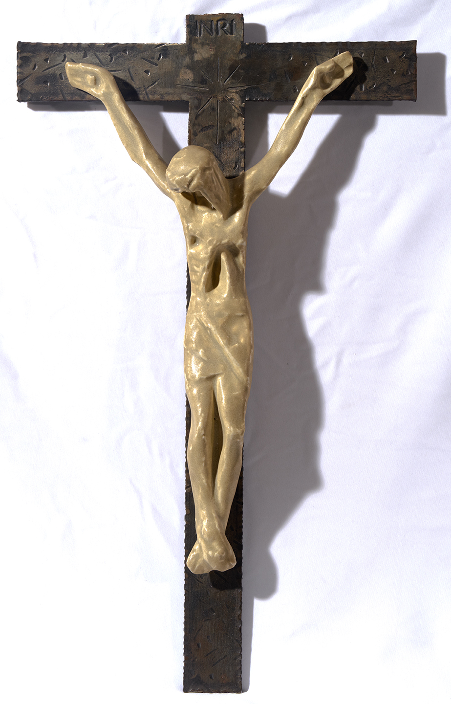 Crucifix de ceràmica. Dramàtic.