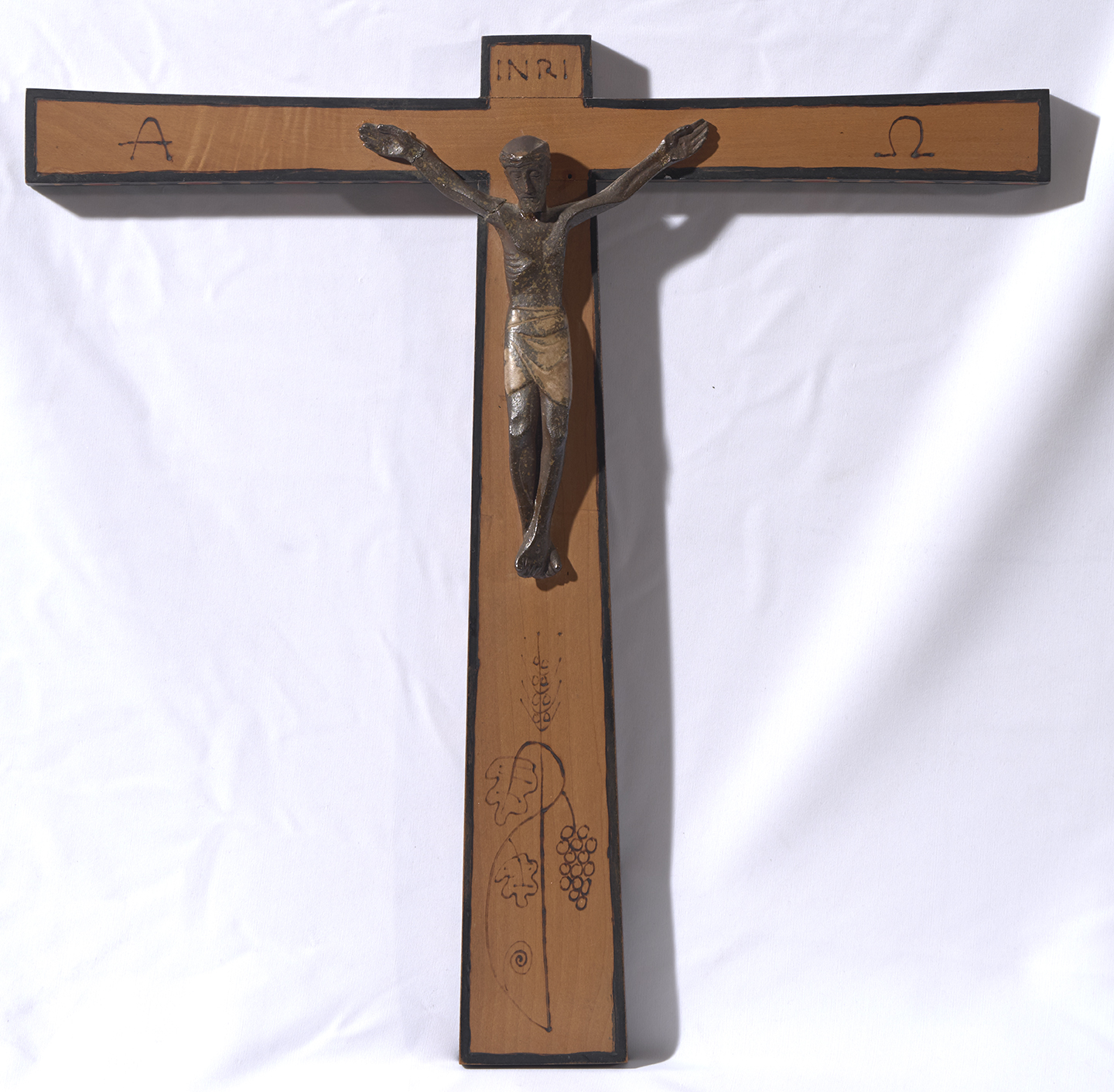 Creu de fusta adornada